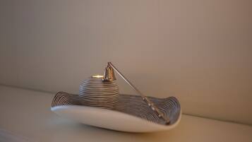 Une lampe de table moderne et minimaliste, dotée d’un socle métallique et d’un abat-jour incurvé à motifs en relief.
