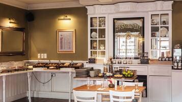 Daily buffet breakfast (EUR 19.5 per person)