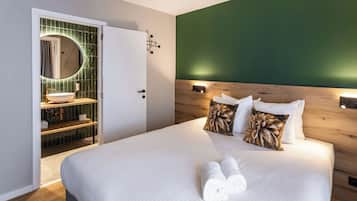 Executive Suite | 1 bedroom, minibar, in-room safe, individually decorated