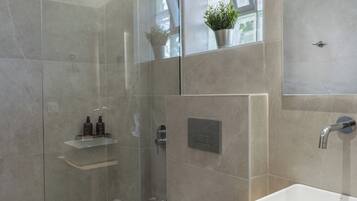 Studio | Bathroom | Shower, free toiletries, hair dryer, towels