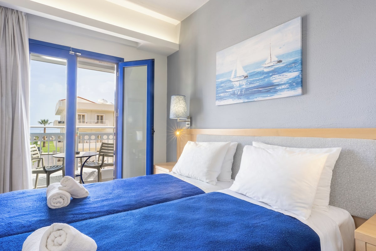 Studio | 1 bedroom, in-room safe, desk, soundproofing