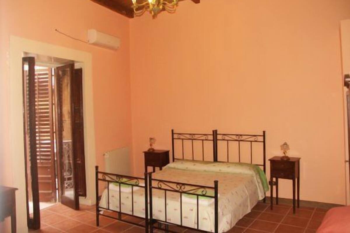 Double or Twin Room | Desk, cribs (free), WiFi (free)