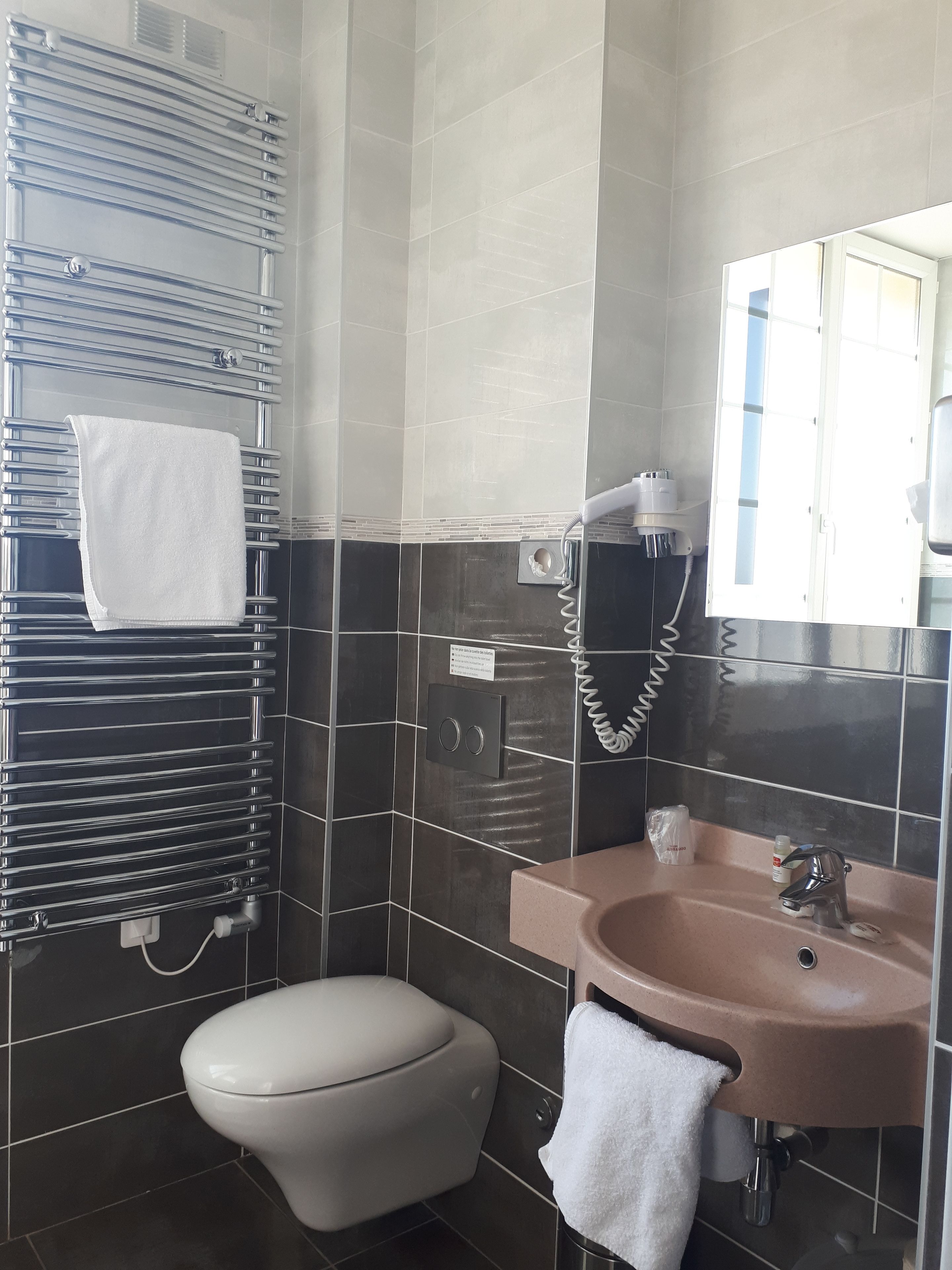 superior double room, 1 queen bed | bathroom | combined shower/bathtub, rainfall showerhead, hair dryer, towels