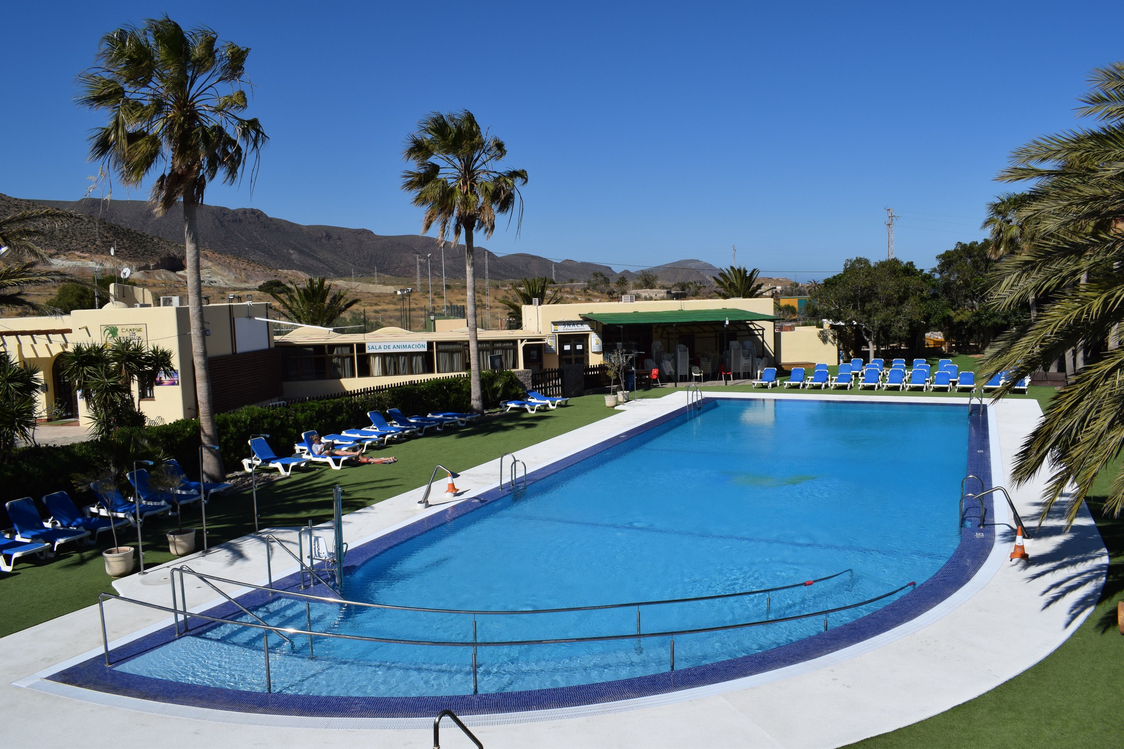 Piscine extérieure (ouverte en saison), chaises longues