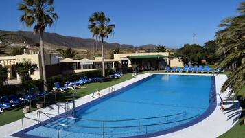 Kolam renang terbuka bermusim, kerusi lepak pantai