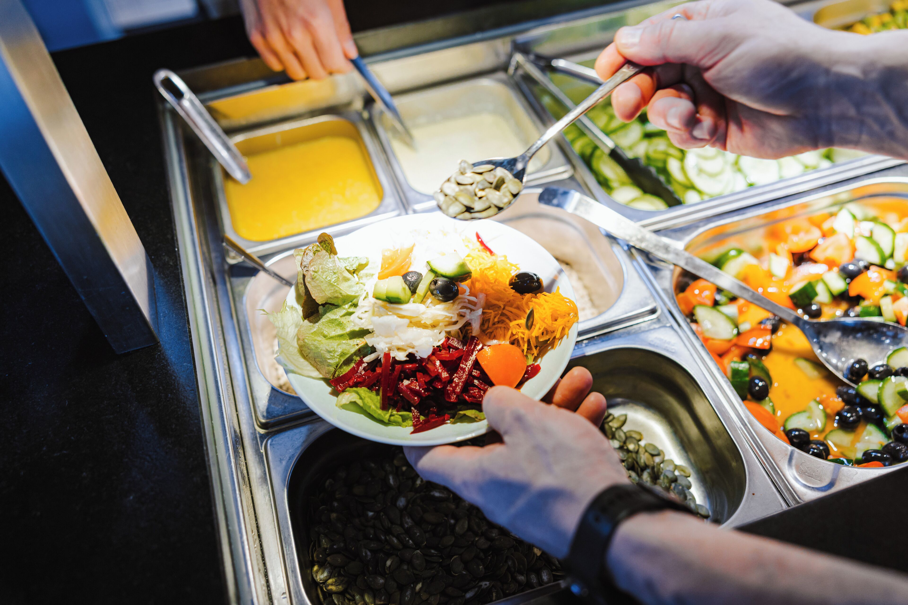 Un bufé con diversas opciones de comida.