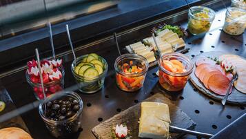 Un buffet proposant une variété de plats et d’ustensiles.