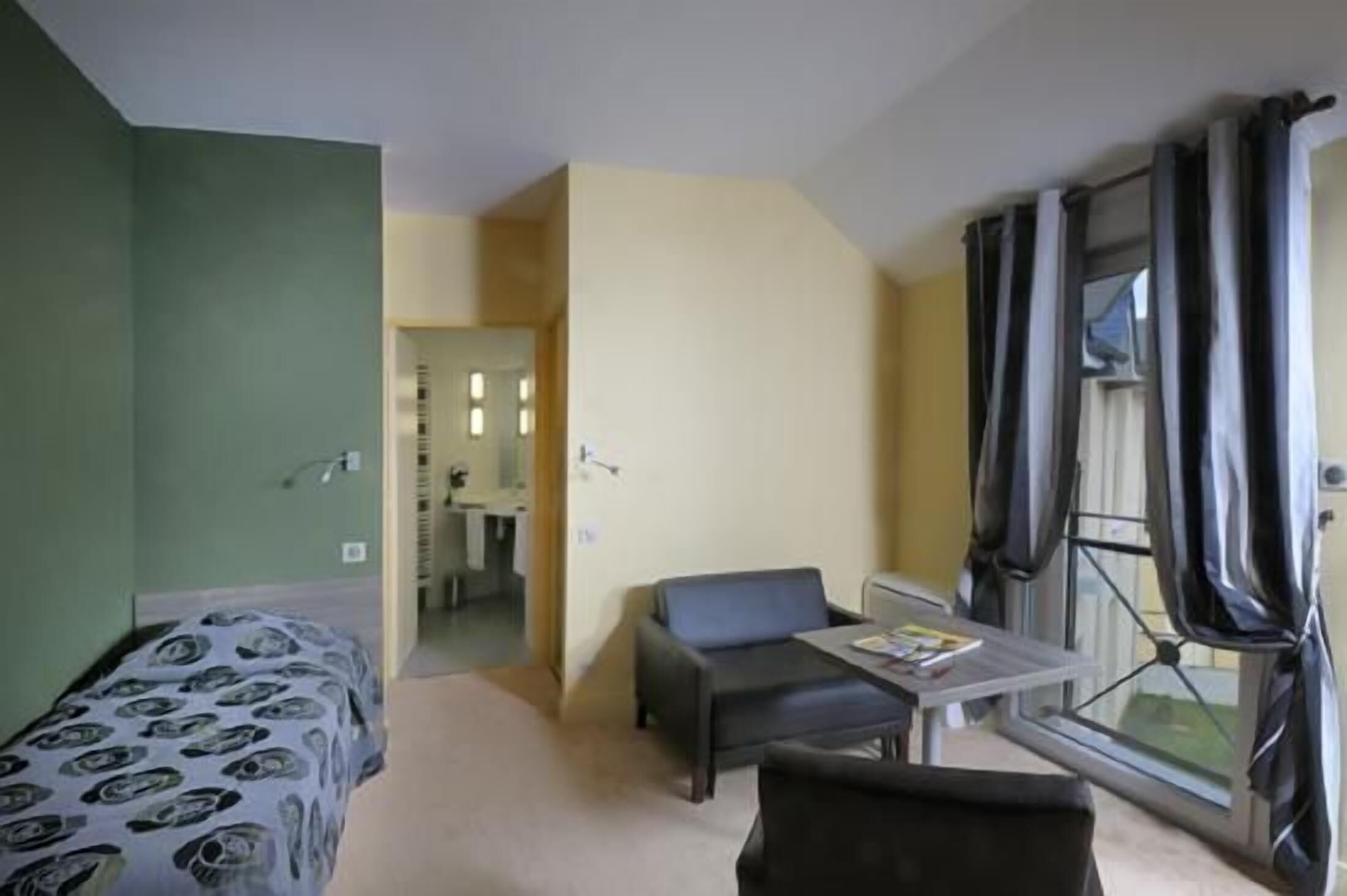 Desk, free cots/infant beds, rollaway beds, free WiFi