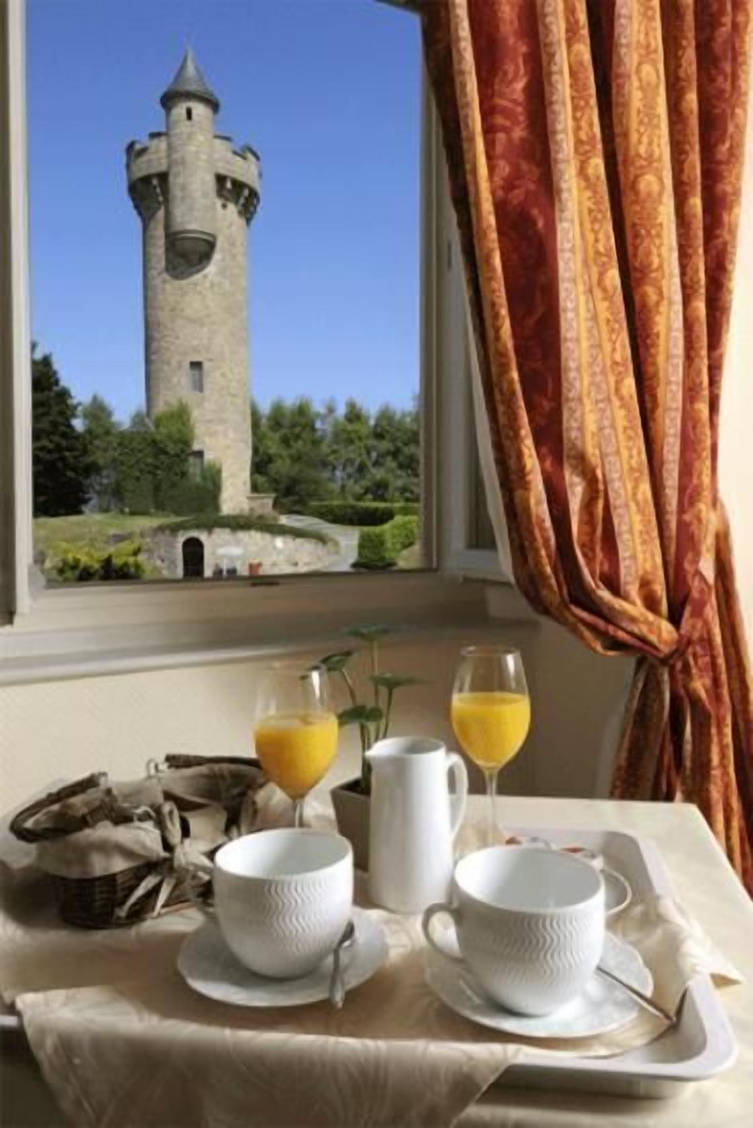 Ofereix taules a l&#x27;aire lliure i s&#x27;hi serveixen dinars i sopars