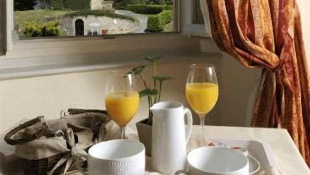A breakfast setup with a view of a tower. - Hôtel-Restaurant de la Tour (Masseret)