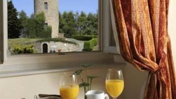 Phục vụ bữa trưa, bữa tối, món Pháp, dùng bữa ngoài trời