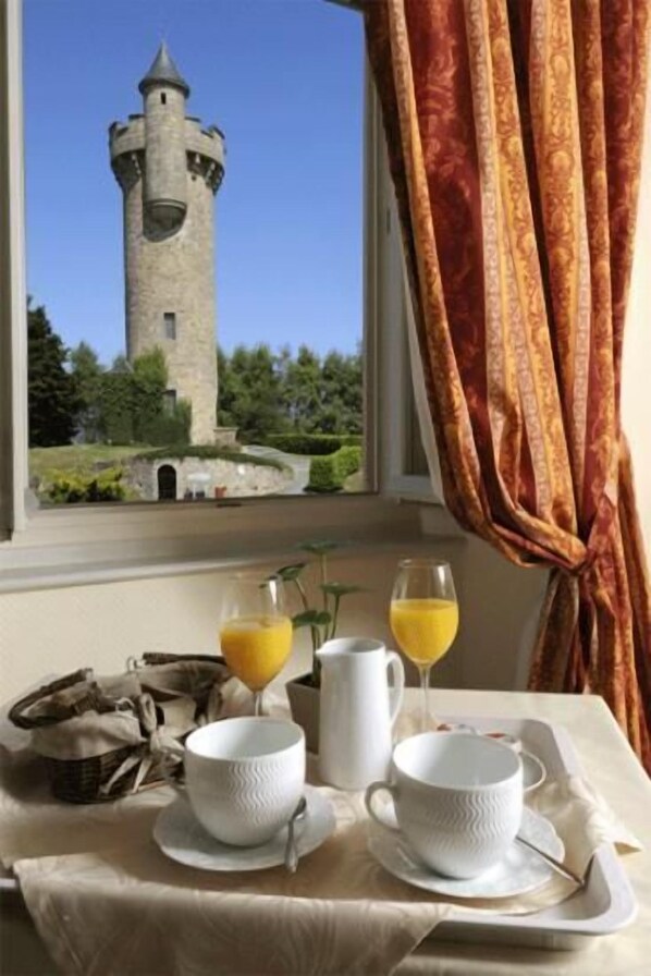 Déjeuner et dîner servis sur place, restauration en plein air 