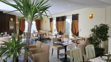 Déjeuner et dßner servis sur place, restauration en plein air