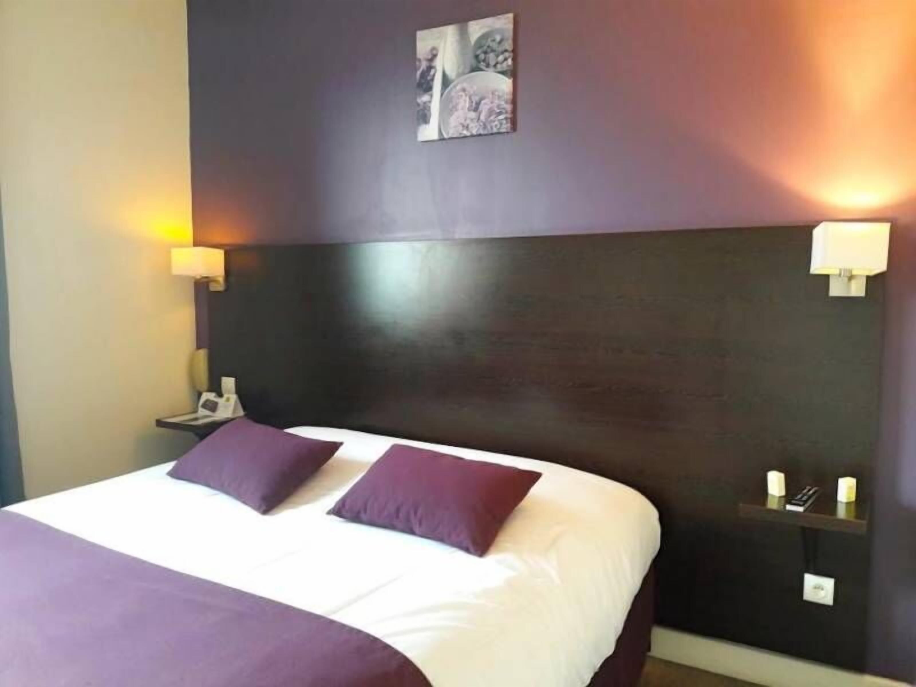 Desk, free cots/infant beds, rollaway beds, free WiFi