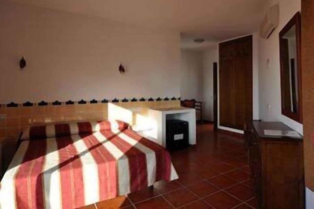 Minibar, cribs (free), bed sheets