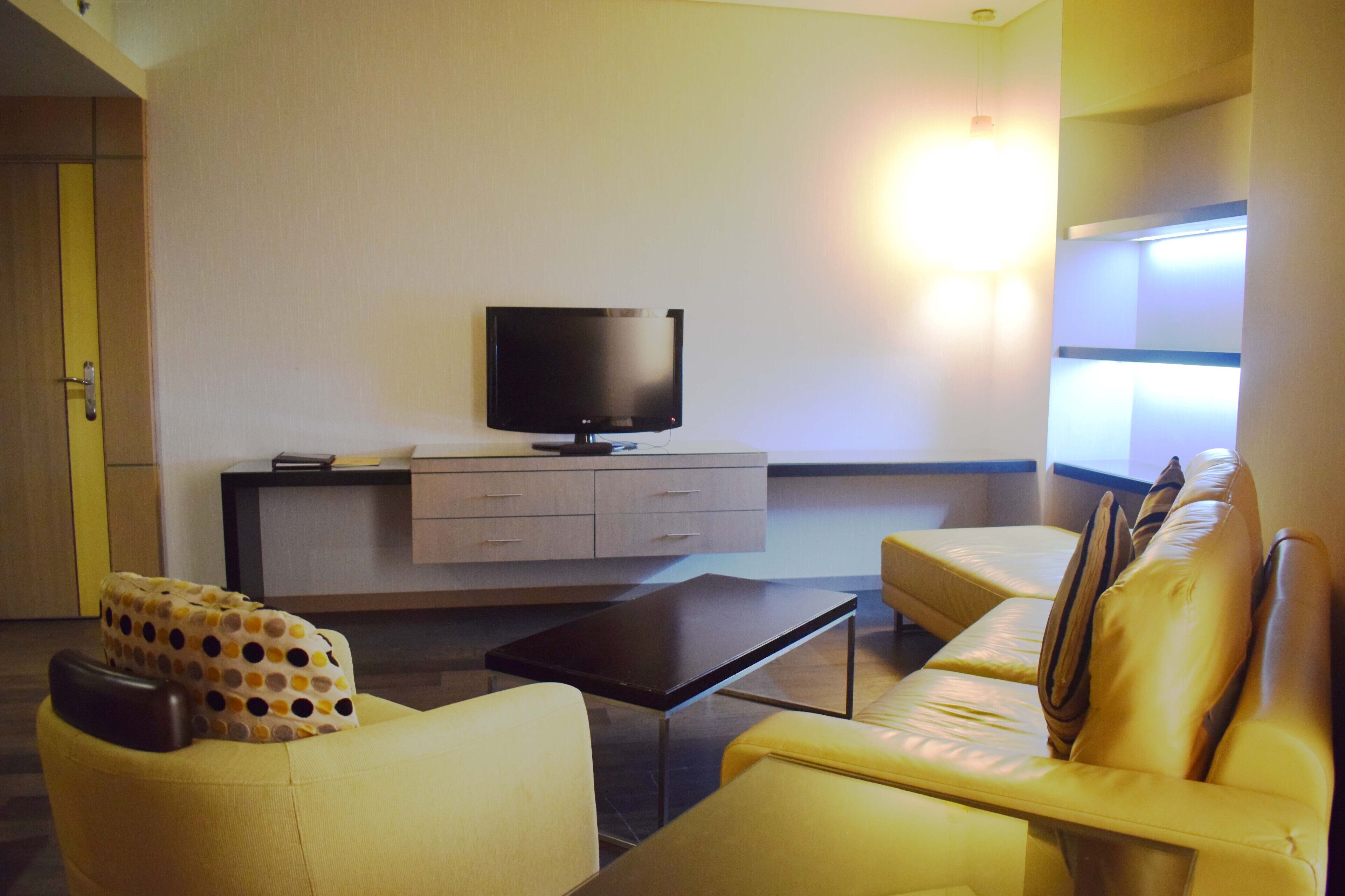 deluxe suite, 1 king bed | living area | tv