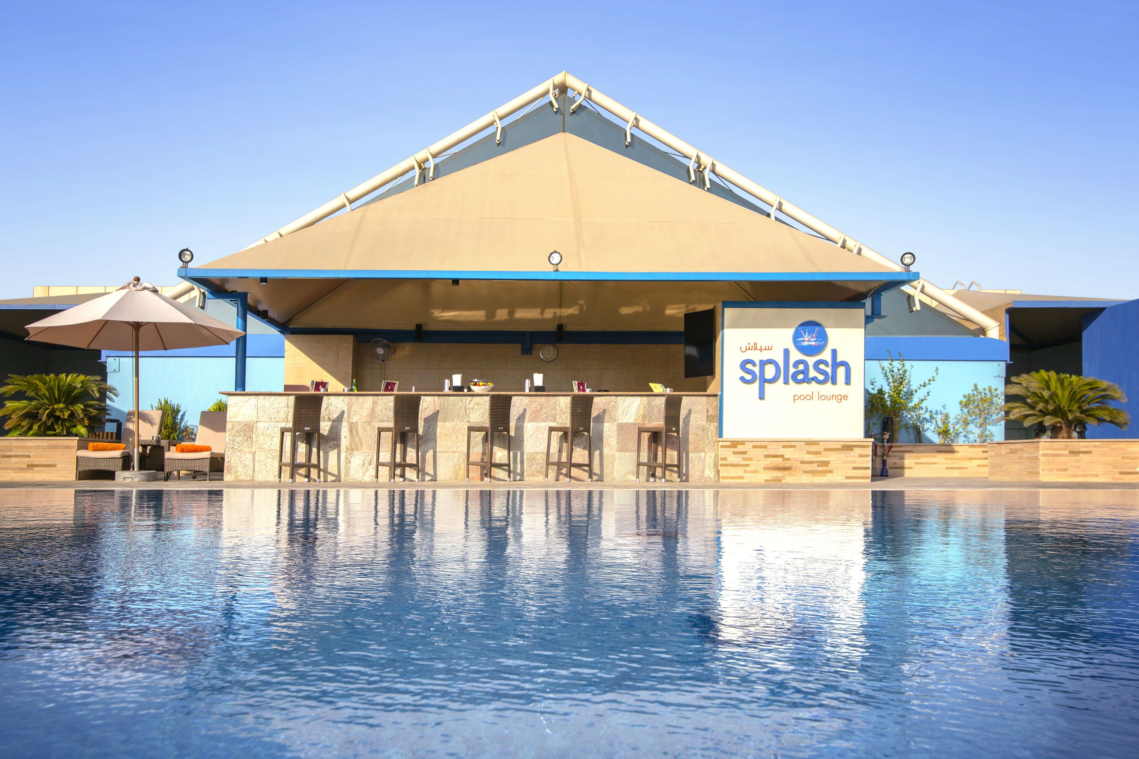 حمّام سباحة خارجي، رجال إنقاذ في المنشأة الفندقية