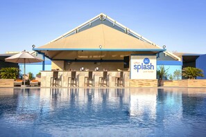 Utomhuspool med öppettider 08.00 till 22.00, och livvakter på plats