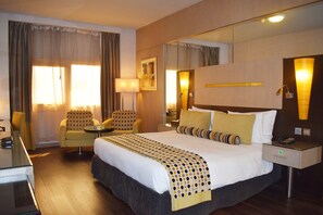 加厚床垫、办公桌、笔记本电脑工作区、熨斗/熨板