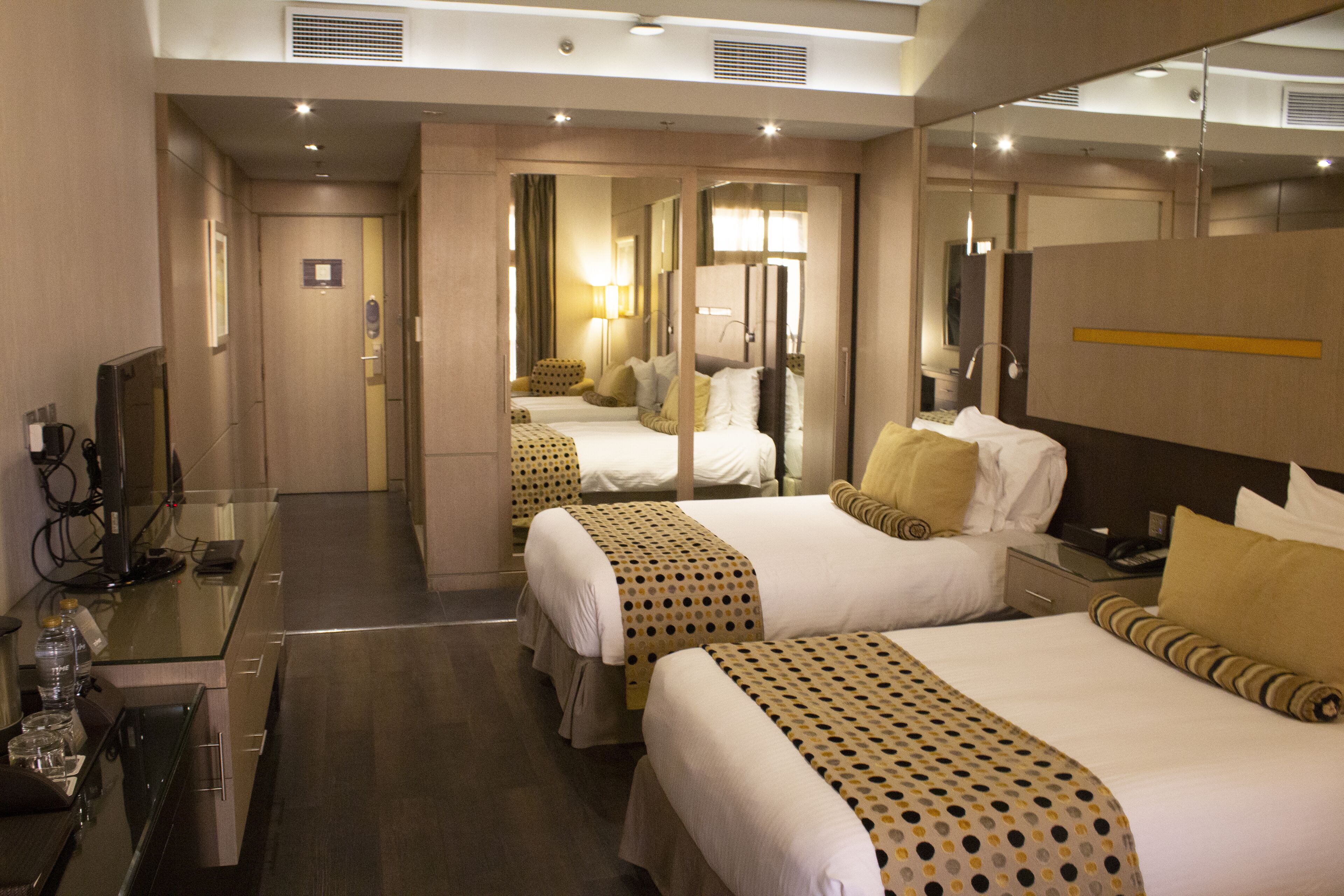 1 bedroom, pillow-top beds, desk, laptop workspace