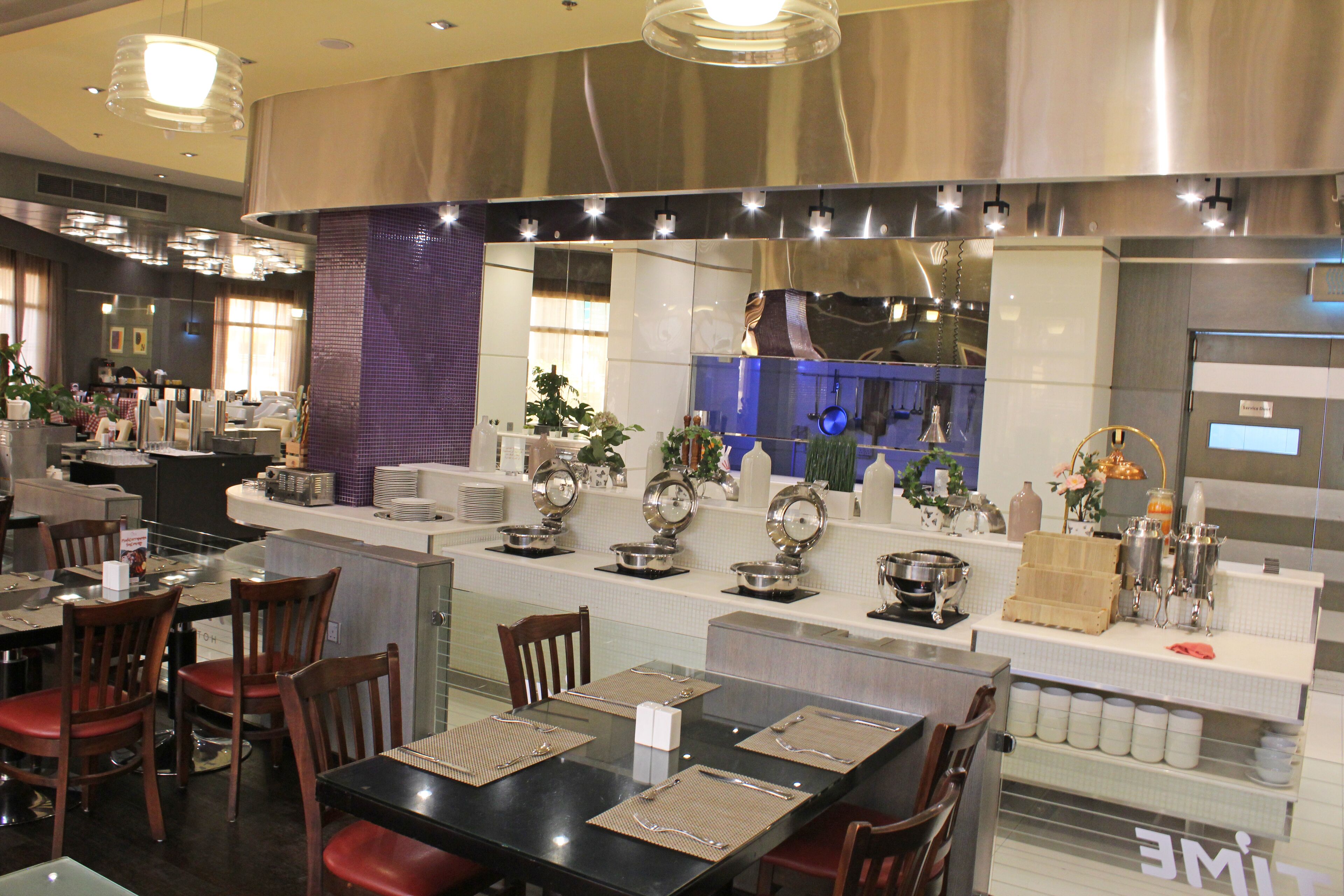 breakfast, lunch, dinner served; international cuisine