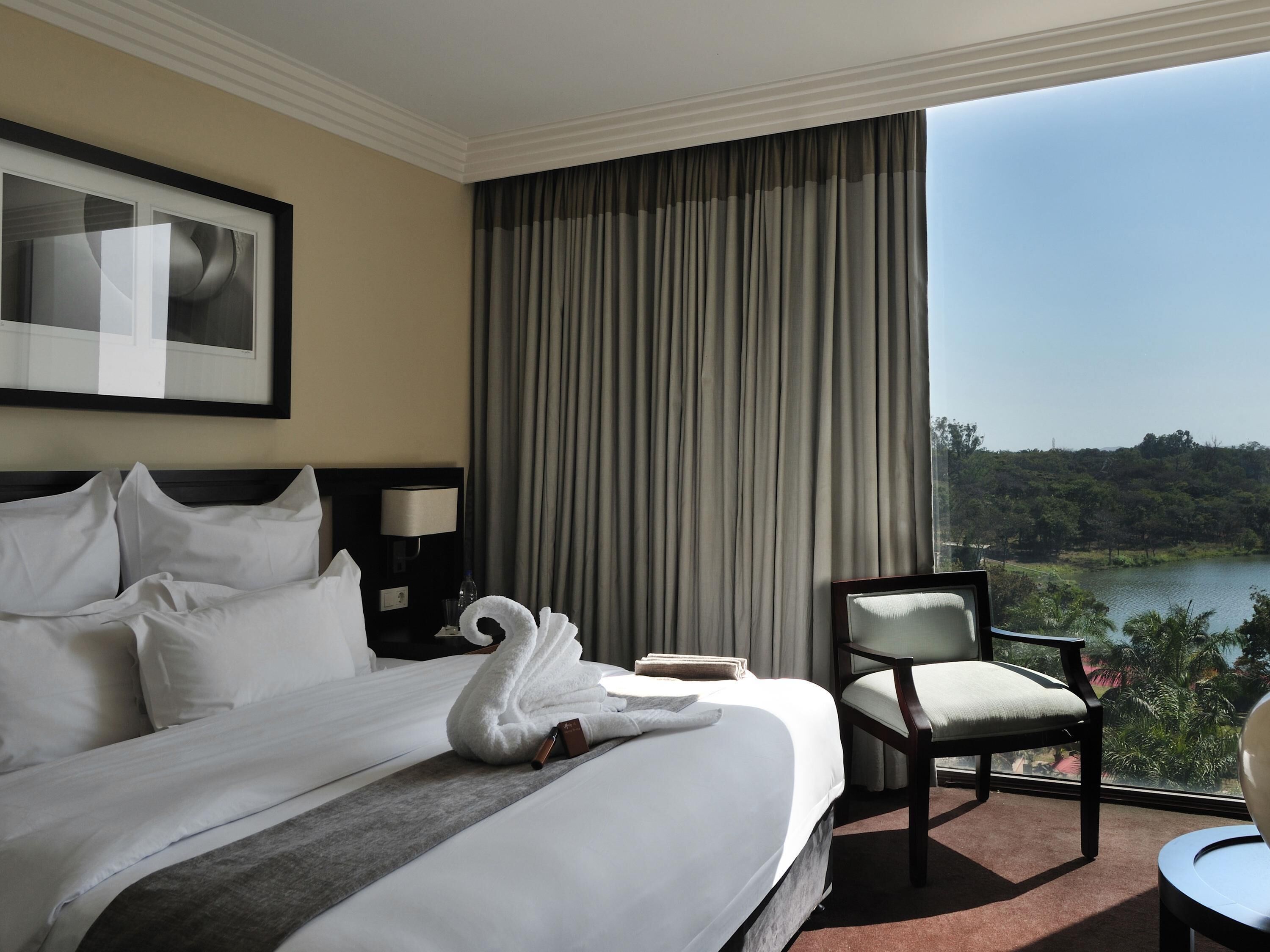 Suíte luxo, 1 cama Queen, vista para o lago | Cofres nos quartos, quartos à prova de som, berços grátis