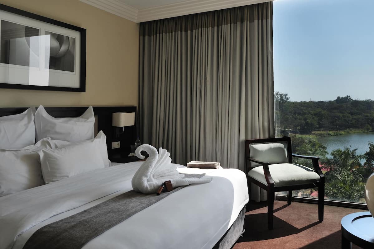 Suite Deluxe, 1 grand lit, vue sur le lac | Coffre-fort, systĂšme dâinsonorisation, lit de bĂ©bĂ© (gratuit)