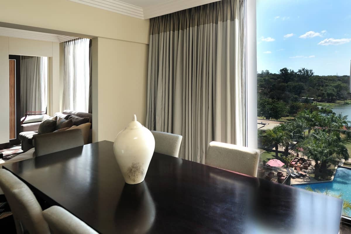 Deluxe Suite, 1 Queen Bed, Lake View | 1 bedroom, in-room safe, soundproofing, free cots/infant beds