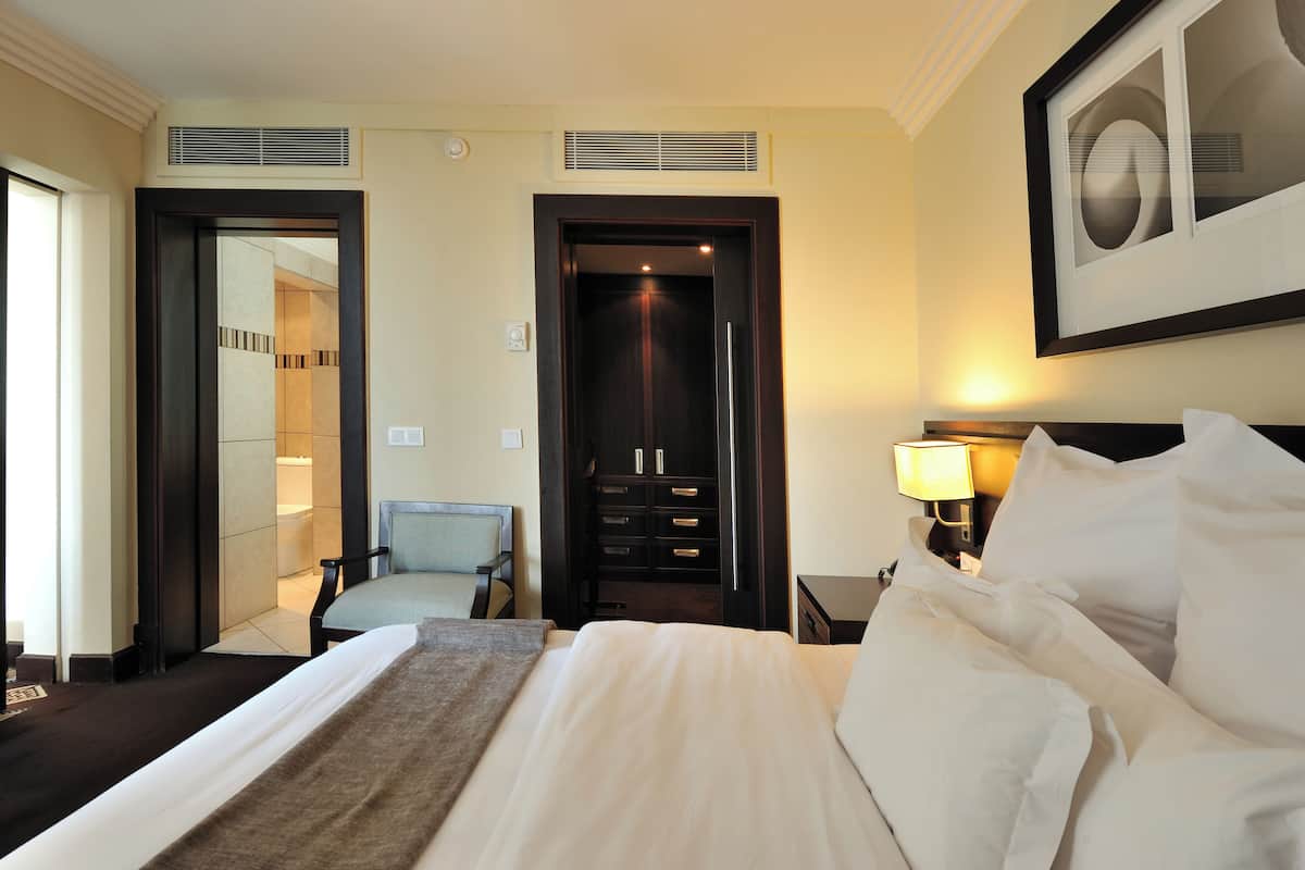 Deluxe-sviitti, 1 keskisuuri parisänky, järvinäköala | 1 makuuhuone, tallelokero huoneessa, äänieristys, ilmaiset vauvansängyt