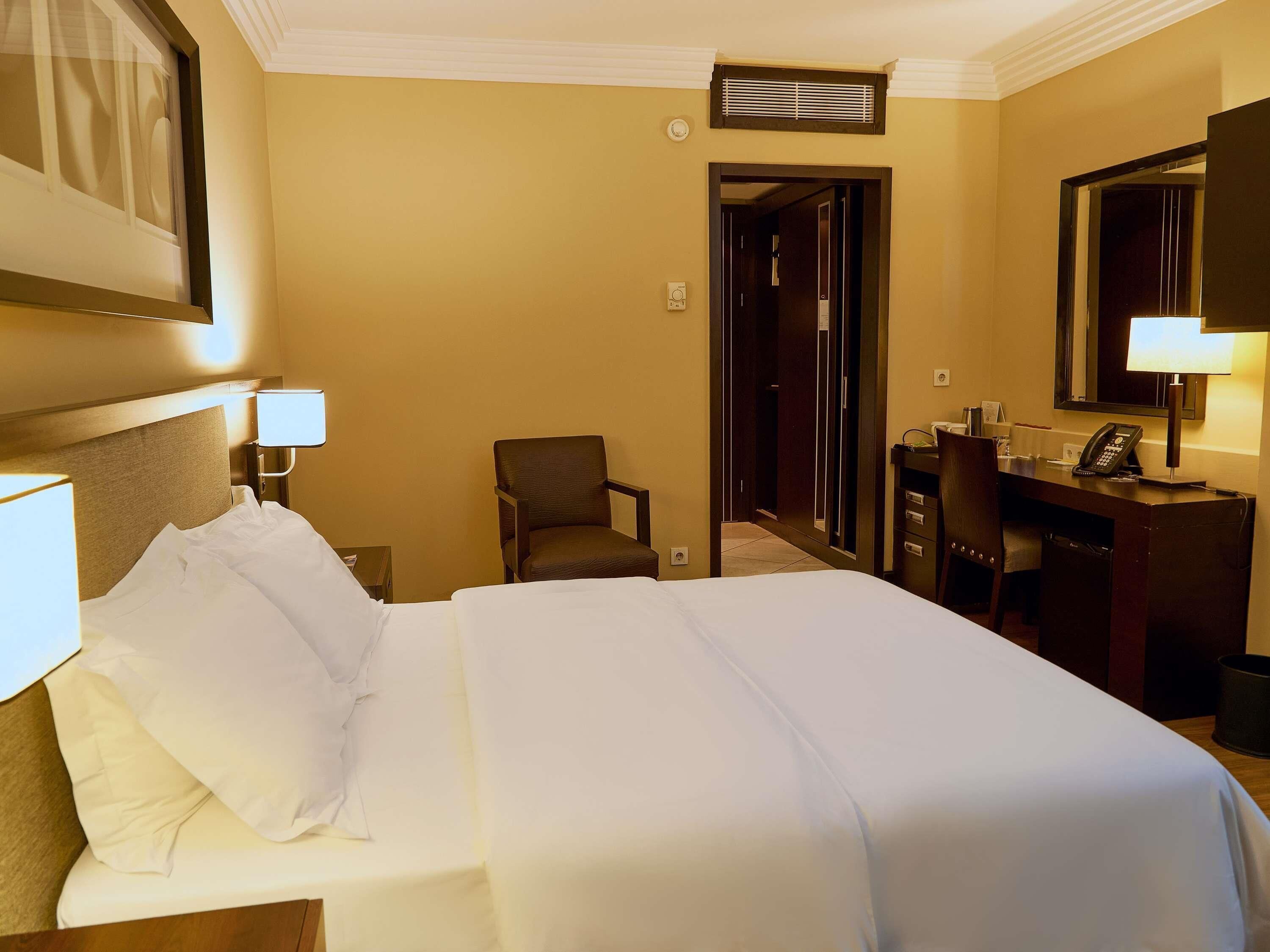 Quarto superior, 1 cama Queen, vista para o lago | Cofres nos quartos, quartos à prova de som, berços grátis