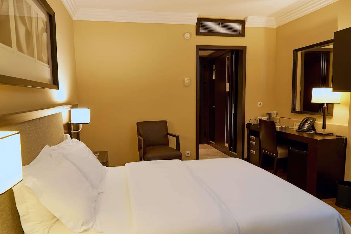 Chambre supĂ©rieure, 1 grand lit, vue sur le lac | Coffre-fort, systĂšme dâinsonorisation, lit de bĂ©bĂ© (gratuit)