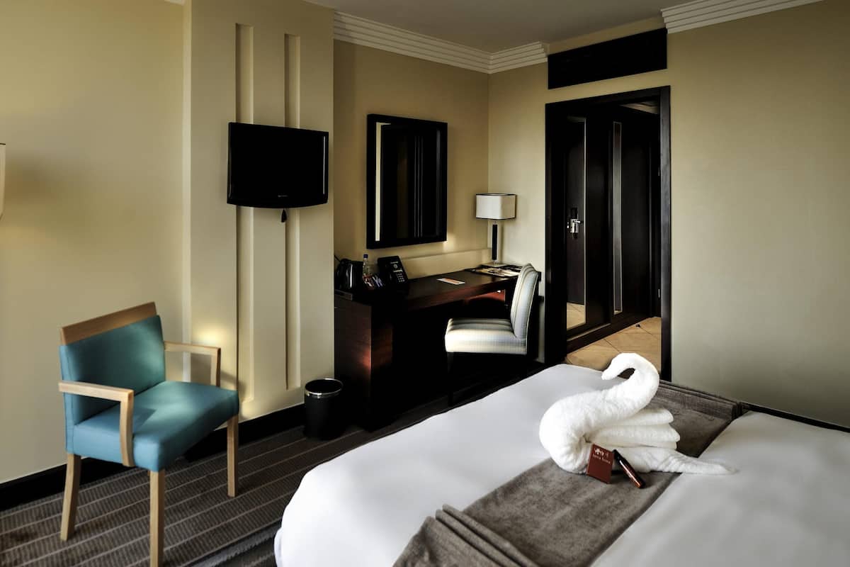 Superior Room, 1 Queen Bed, Lake View | 1 bedroom, in-room safe, soundproofing, free cots/infant beds