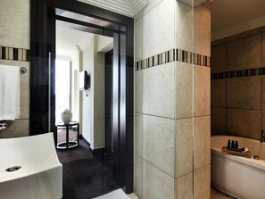 Deluxe Suite, 1 Queen Bed, Lake View | In-room safe, soundproofing, free cots/infant beds, free rollaway beds