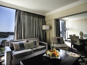 Deluxe-Suite, 1 Queen-Bett, Seeblick | Zimmersafe, schallisolierte Zimmer, kostenlose Babybetten