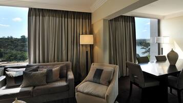 Deluxe Suite, 1 Queen Bed, Lake View | In-room safe, soundproofing, free cribs/infant beds, free rollaway beds