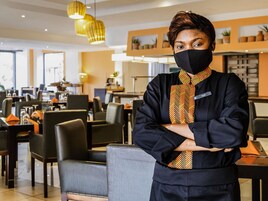 供应早餐、午餐和晚餐，国际美食，泳池景观