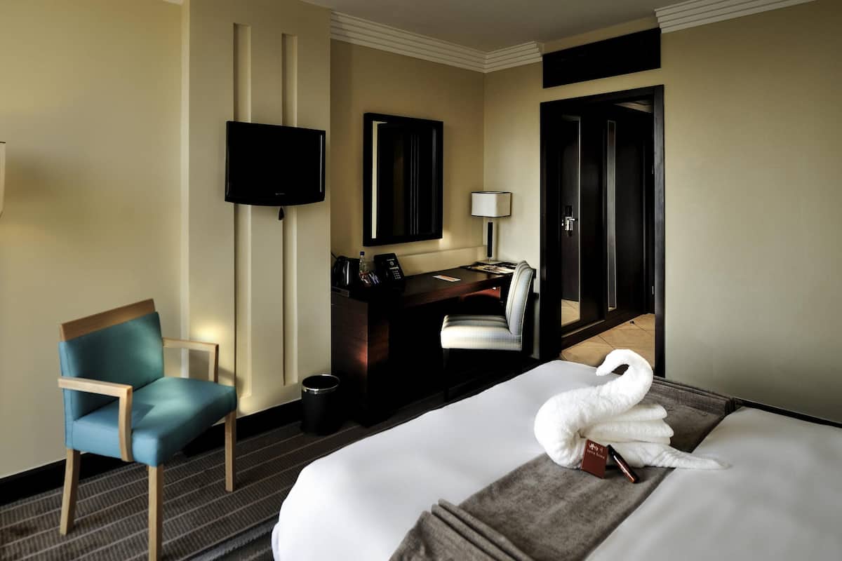 Superior Room, 1 Queen Bed, Lake View