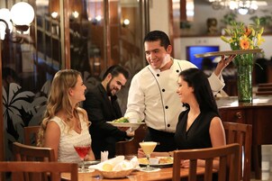 Desayuno buffet diario (MXN 250 por persona)