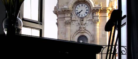 Caja de seguridad en la habitación y escritorio