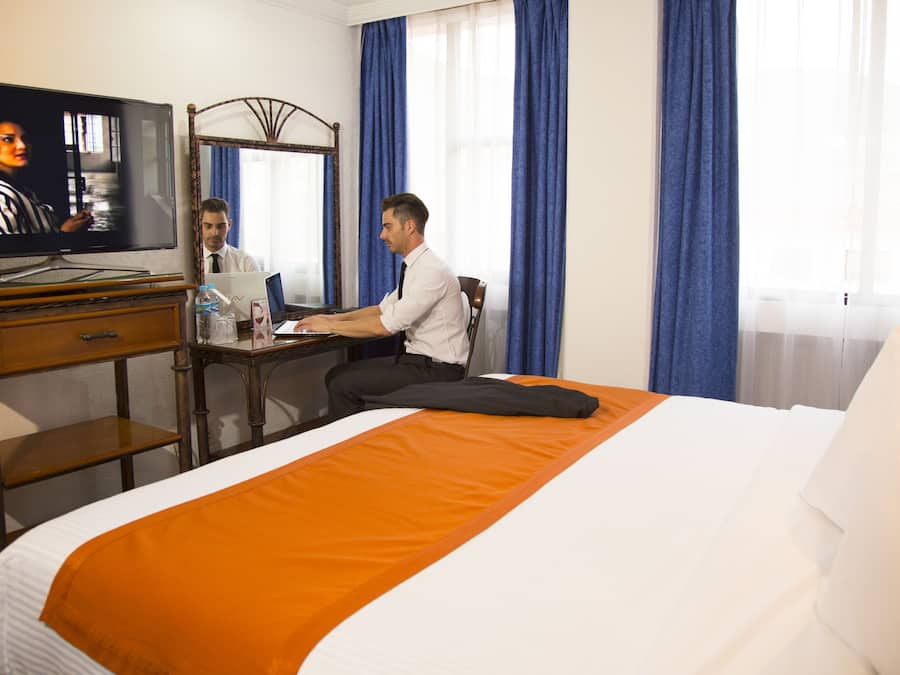 Een kluis op de kamer, een bureau, een strijkplank/strijkijzer