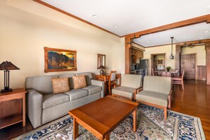 A living room with a sofa, chairs, a coffee table, and a rug. - Hilton Grand Vacations Club Long Creek Ridgedale (Ridgedale)