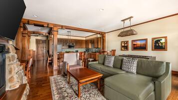 2 BEDROOM LAKE VW 1KG 2QN PRESIDENTIAL SUITE | Living area | TV, fireplace, DVD player