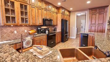 5 BEDROOM 2 KG 2 QN 2 TW BUNK PATIO HOME | Private kitchen | Fridge, microwave, oven, stovetop