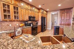 Kamer | Privékeuken | Een koelkast, een microgolfoven, een oven, een kookplaat