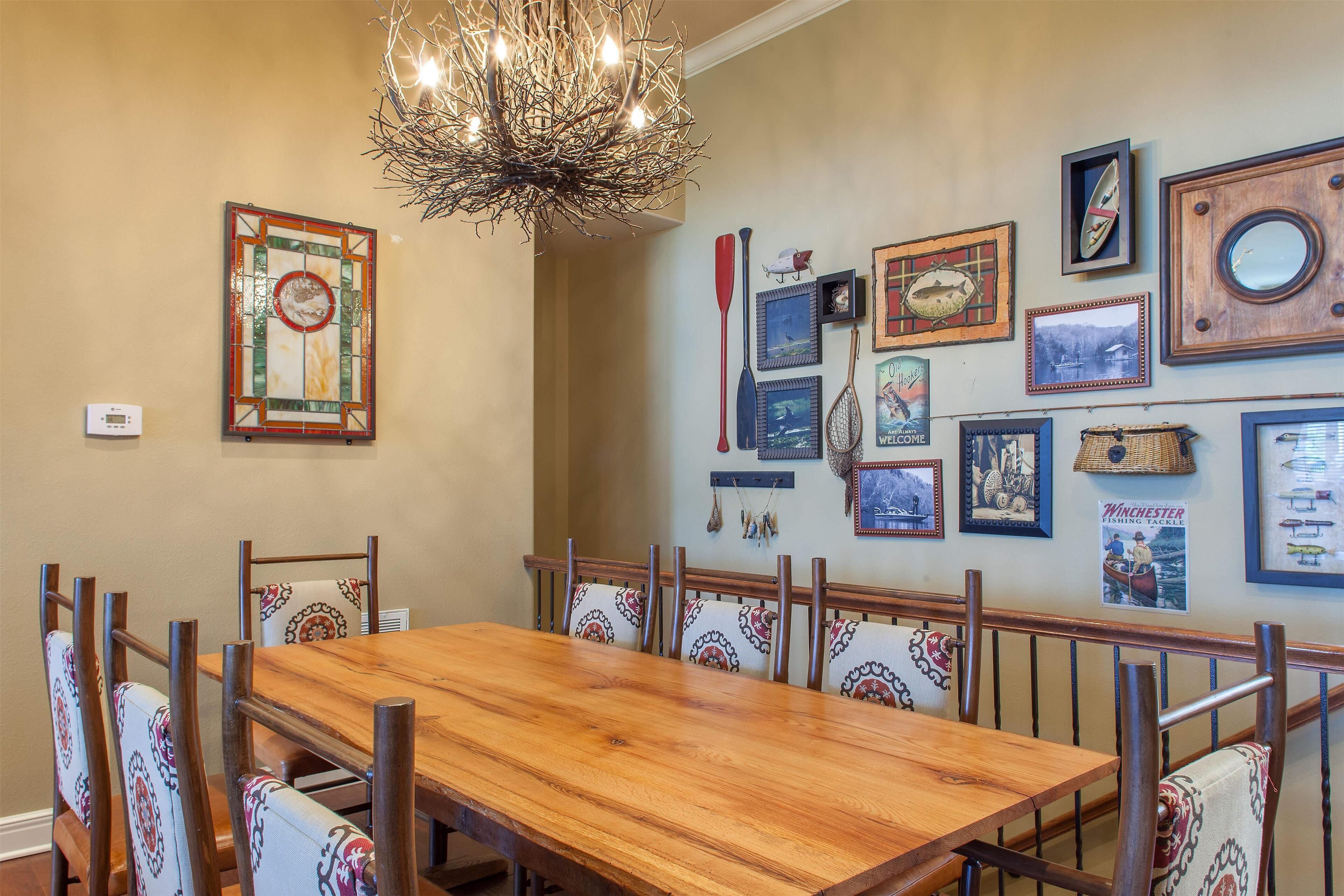 テレビ、暖炉、DVD プレーヤー