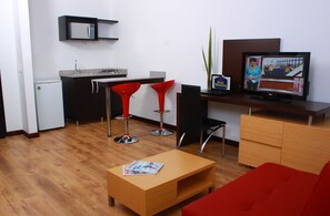 Superior Individual  | Woonruimte | Een 32-inch lcd-televisie met kabelzenders en een televisie