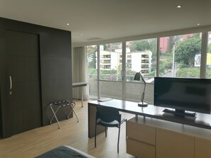 1 bedroom, premium bedding, down duvets, minibar