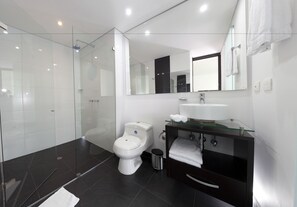 Shower, rainfall showerhead, free toiletries, hair dryer - Sky Medellin Hotel (Medellín)