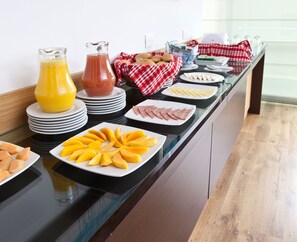 Free daily buffet breakfast  - Sky Medellin Hotel (Medellín)