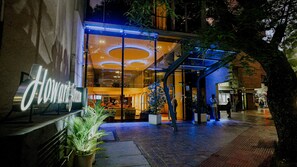 A hotel entrance with a glass facade, a sign reading "Howard Johnson," and a blue-lit entrance canopy. - Howard Johnson by Wyndham Córdoba La Cañada (Córdoba)